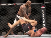 Thể thao - UFC: Tung liên hoàn cước bắt đối thủ “ngủ sớm”