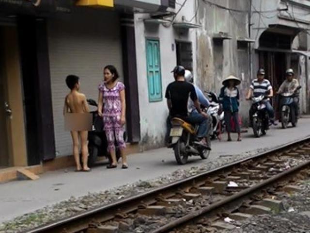 Tin tức trong ngày - Mẹ bắt con trần truồng trên phố: Phạt không có nghĩa là đày ải!