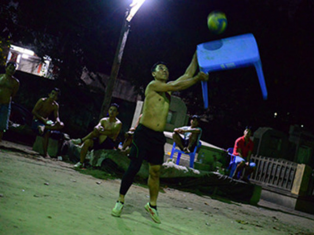 Thể thao - Đi xem bóng chuyền ‘đầu - cánh - cổ’ ở Sài Gòn