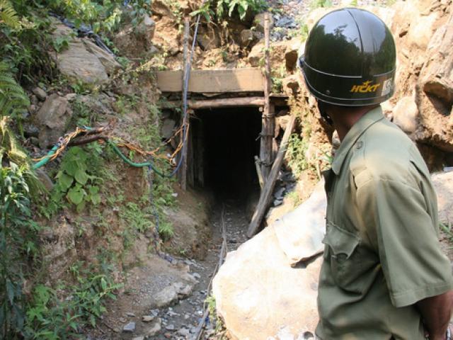 Tin tức trong ngày - 4 phu vàng ngạt khí: Huyện nói nạn nhân chỉ đào đất đá