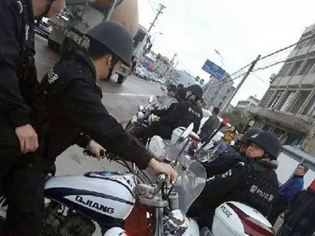 Phi thường - kỳ quặc - Khỏa thân nằm trên đường để "bắt vạ" nữ tài xế