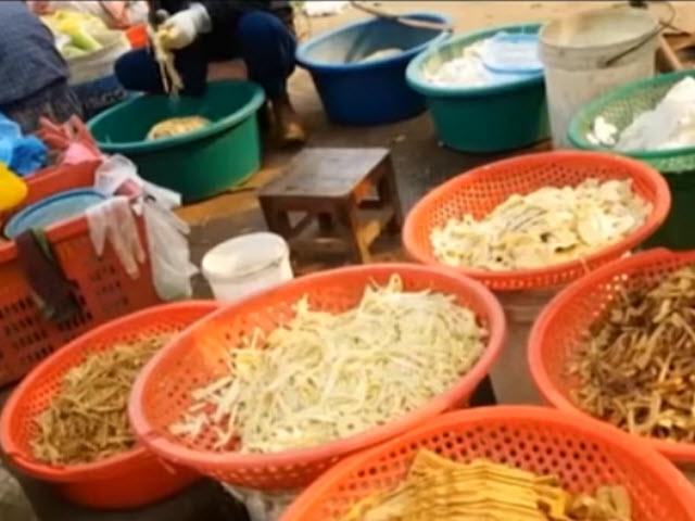 Thị trường - Tiêu dùng - Măng ”tắm” vàng ô tràn ngập chợ Quảng Trị