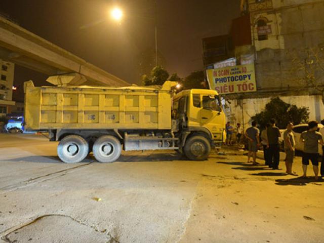 Tin tức trong ngày - Xe ben mất lái đâm bẹp ô tô 4 chỗ và hàng loạt xe máy
