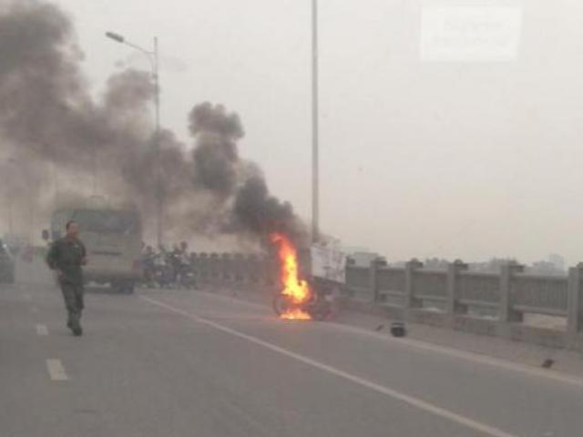 Tin tức trong ngày - HN: Xe máy bốc cháy dữ dội trên cầu Vĩnh Tuy