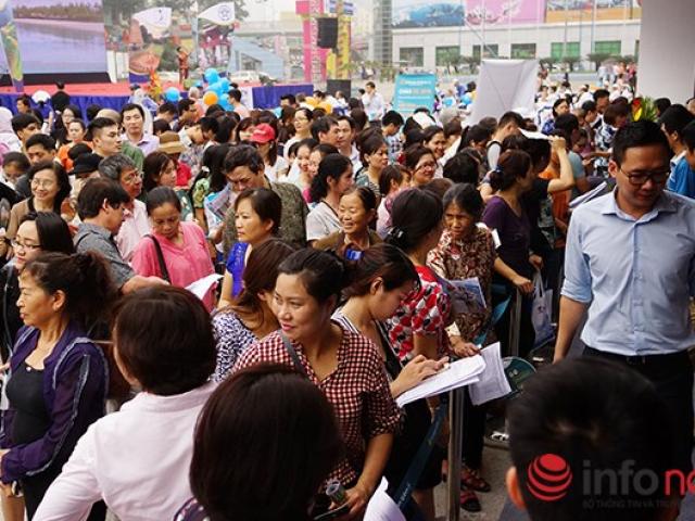 Thị trường - Tiêu dùng - Dòng người đội nắng xếp hàng mua vé máy bay giá rẻ