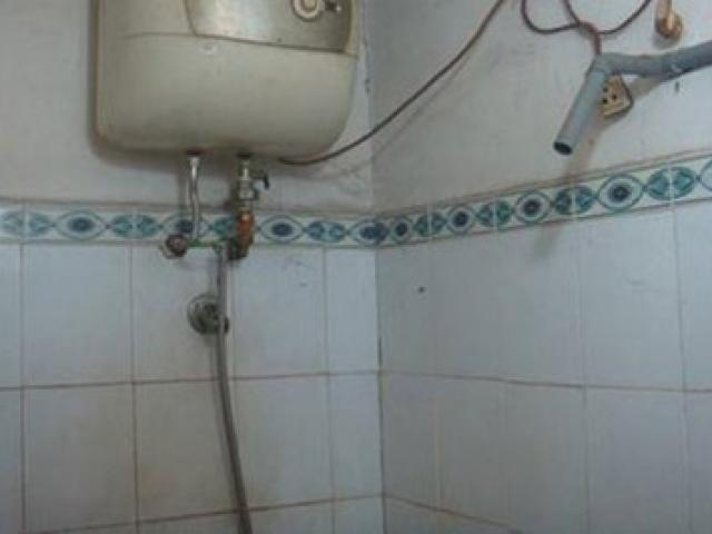 Tin tức trong ngày - Mẹ và con trai bị điện giật tử vong trong nhà tắm