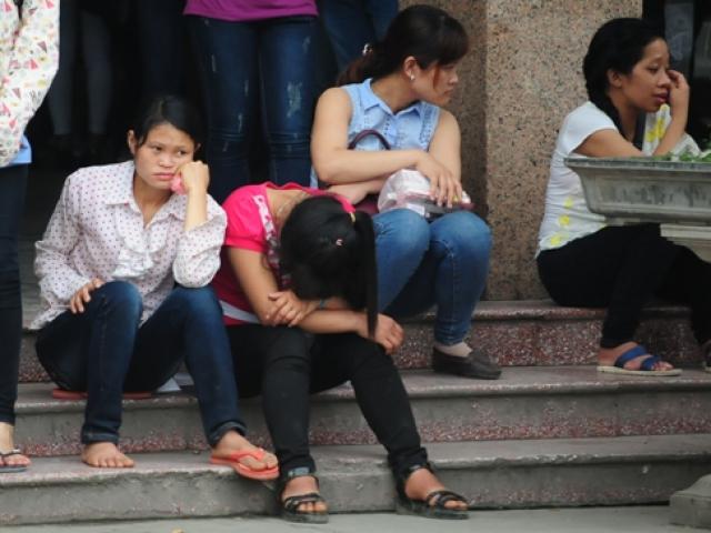 Tin tức trong ngày - HN: Người dân đứng ngồi vạ vật chờ xe về nghỉ lễ