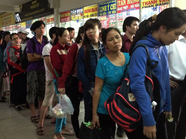 Tin tức trong ngày - Người dân đổ về quê nghỉ lễ, cửa ngõ TPHCM ùn ứ nặng