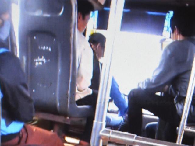 Tin tức trong ngày - Tạm đình chỉ công tác tài xế vừa lái xe buýt vừa "chơi" bài