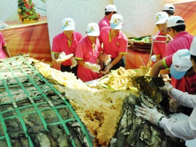 Tin tức trong ngày - TPHCM: Dân xếp hàng dài chờ thưởng thức bánh chưng "khủng"