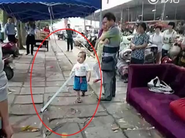 Bạn trẻ - Cuộc sống - "Đầu gấu tí hon" gây sốc khi cầm gậy dọa cả phố