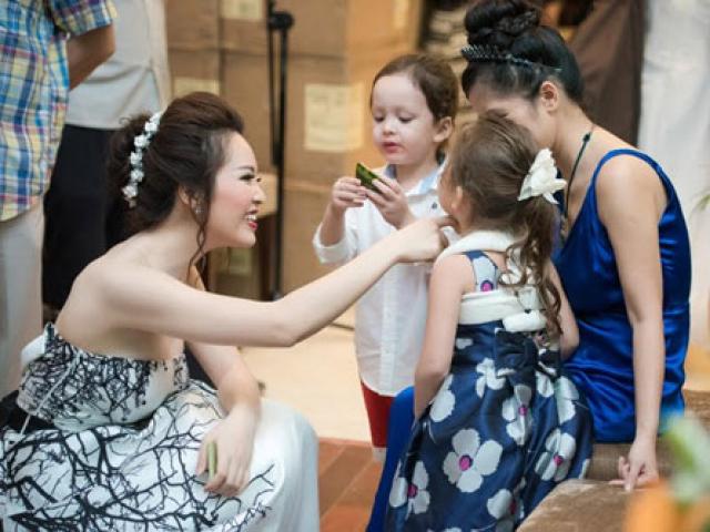 Người mẫu - Hoa hậu - Á hậu Thụy Vân "mê tít" cặp sinh đôi nhà diva Hồng Nhung