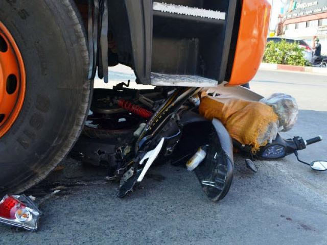 Tin tức trong ngày - Chạy vào đường cấm, container cán nát chân 1 phụ nữ