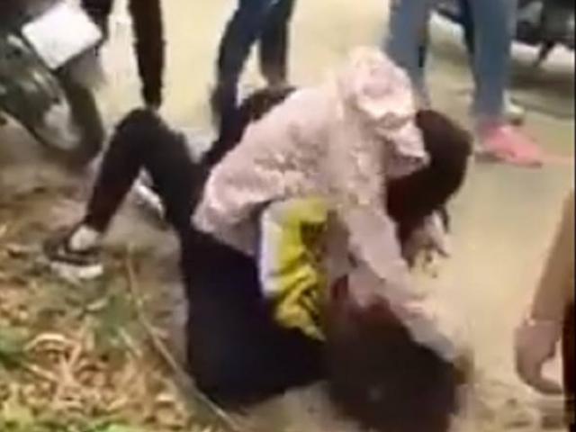 Clip: Nữ sinh đánh nhau, túm tóc đập đầu xuống đường