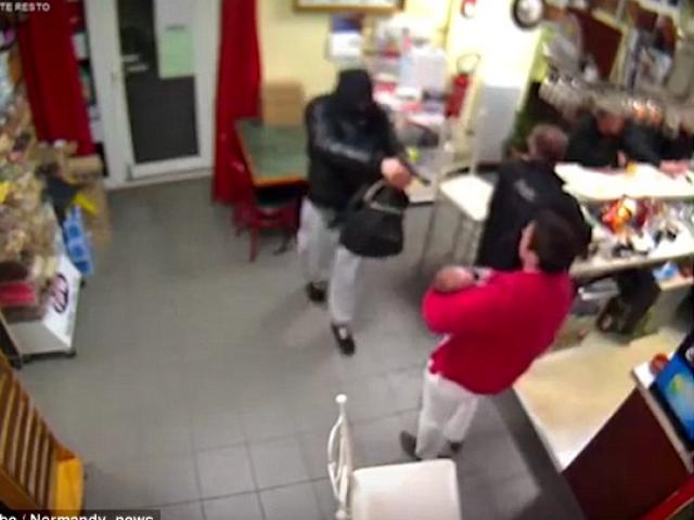 Video: Mẹ bế con đánh cướp có súng chạy ”mất dép”