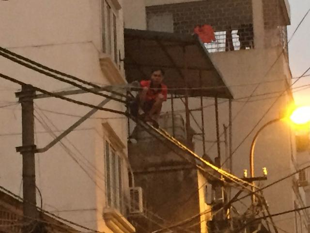 Tin tức trong ngày - Dân mang chăn “hứng” thanh niên ngồi trên dây điện