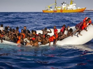 Thế giới - Tàu chìm, 500 người chết đuối khi di cư tới Italia
