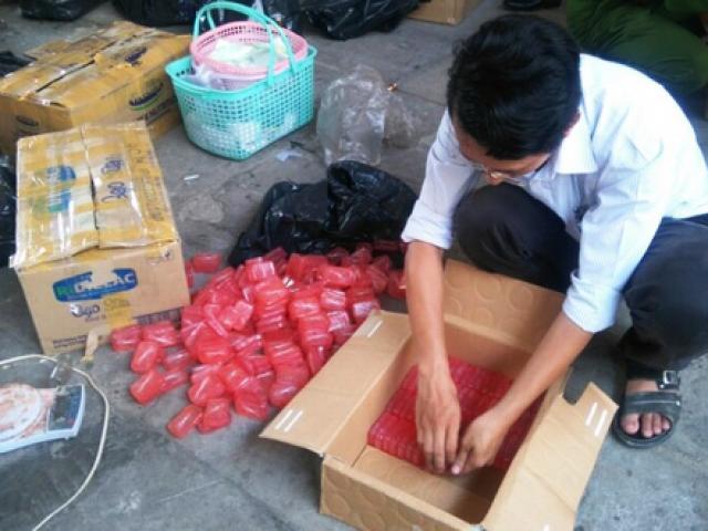 Thị trường - Tiêu dùng - Đột kích lò sản xuất, kinh doanh mỹ phẩm lậu