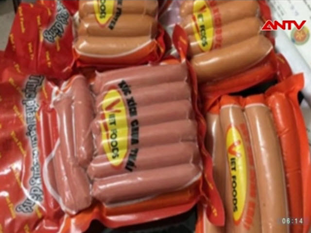 Video An ninh - Phát hiện 2,2 tấn xúc xích chứa chất cấm gây ung thư