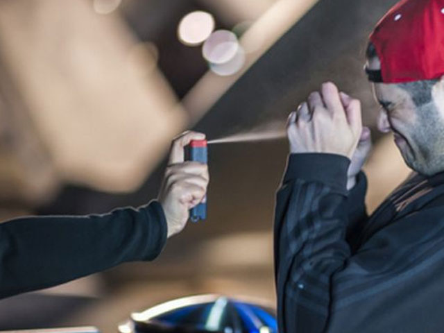 Tin tức trong ngày - Đình chỉ công tác thượng sĩ CA xịt hơi cay vào nhà báo