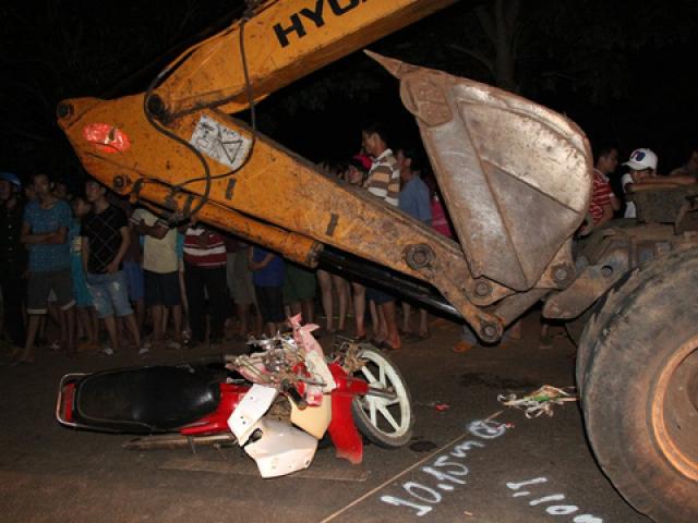 Tin tức trong ngày - Trốn chạy CSGT, thanh niên đâm đầu vào xe ủi đất