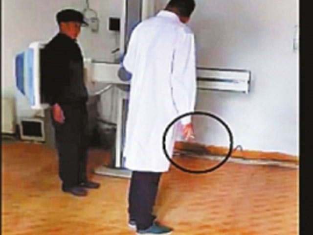 Sức khỏe đời sống - Sốc: Bác sĩ vừa hút thuốc vừa kiểm tra sức khỏe bệnh nhân