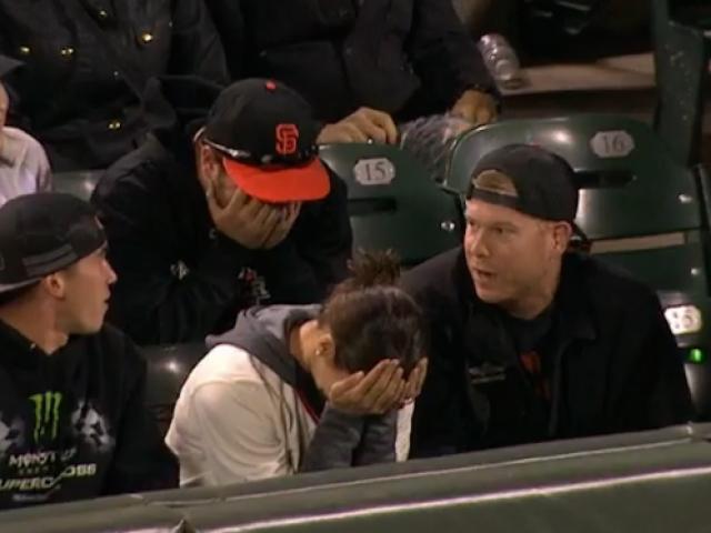 Thể thao - "Phá hoại" trận đấu, CĐV ôm mặt tẽn tò rời sân