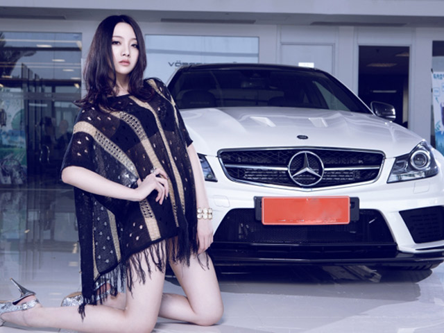 Ô tô - Xe máy - Siêu mẫu diện váy xuyên thấu bên xế sang