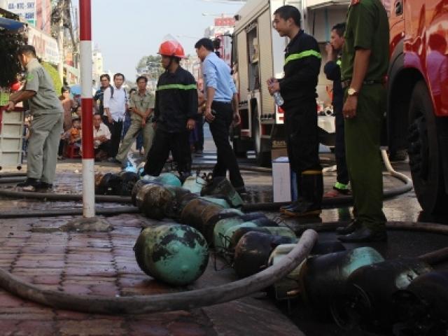 Tin tức trong ngày - Tiệm điện lạnh phát hỏa, hàng chục bình gas cháy đen