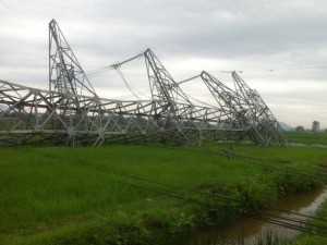 Tin tức trong ngày - Cột điện 500 KV bất ngờ đổ sập sau mưa giông