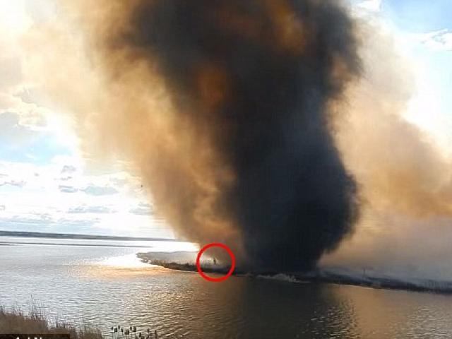 Video: Lốc xoáy lửa khổng lồ truy đuổi lính cứu hỏa