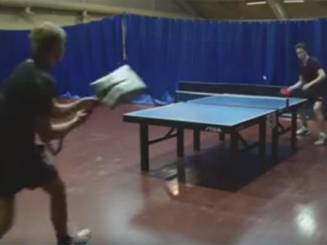 Thể thao - Thán phục: Dùng xẻng chơi bóng bàn hạ đối thủ