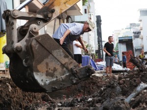 Tin tức trong ngày - Sống giữa Thủ đô phải &quot;đu&quot; máy xúc để ra khỏi nhà