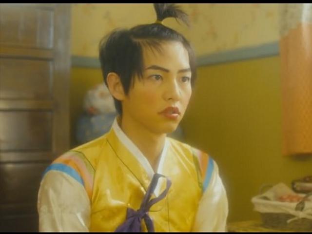 Hài hước hình ảnh Song Joong Ki trang điểm, buộc tóc