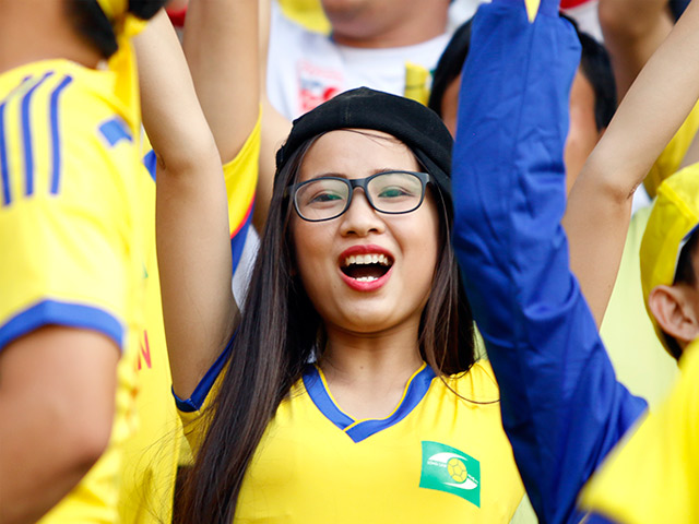 Bóng đá - Fan nữ xinh SLNA &amp; HAGL đọ sắc trên sân Pleiku