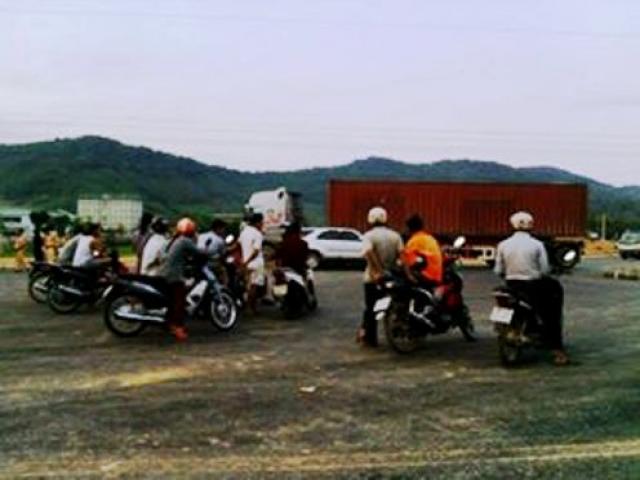 Tin tức trong ngày - Gỡ dây điện vướng container, tài xế bị điện giật chết