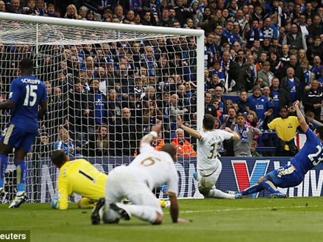 Bóng đá - Hơn 10 giây, Leicester phản đòn "xé lưới" Swansea