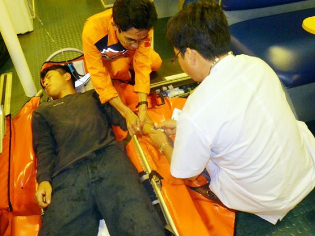 Sức khỏe đời sống - Cứu ngư dân bị nôn ra máu, lúc tỉnh lúc mê giữa biển