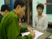 Video An ninh - Đang ngủ trong ôtô bị cướp lao vào khống chế, cướp tiền