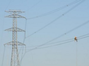 Tin tức trong ngày - Ảnh: Phơi nắng giữa trời sửa cột điện 500kV đổ sập