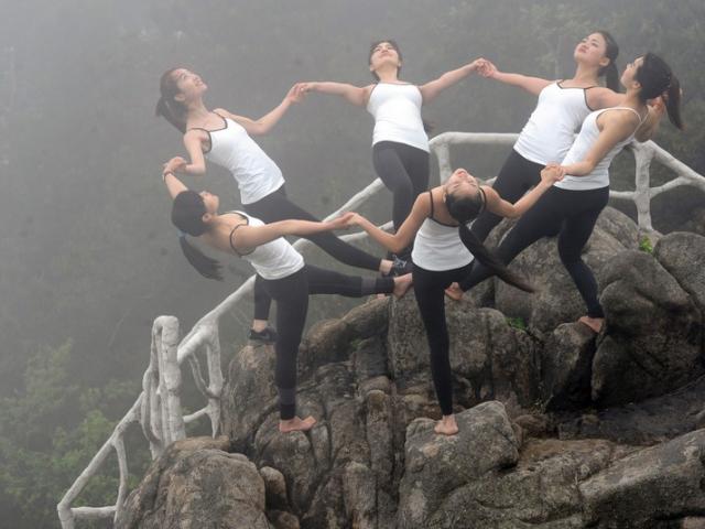 Thế giới - TQ: 6 thiếu nữ xinh đẹp tập yoga chênh vênh bên vực núi