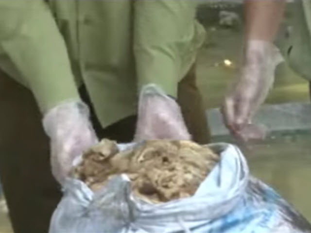 Video An ninh - Hơn 300 kg mỡ bốc mùi ôi thiu “ký gửi” ở bến xe khách