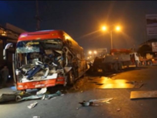 Video An ninh - 30 người kêu cứu trong xe giường nằm nát bươm