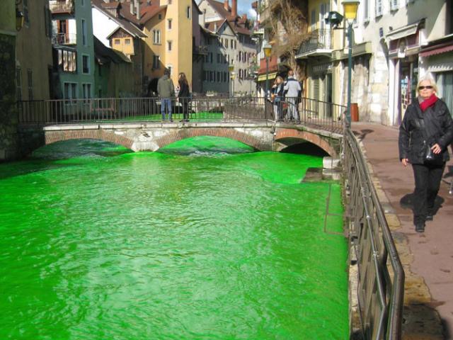 Thế giới - Người Pháp tự nhuộm hàng loạt sông thành màu xanh lè