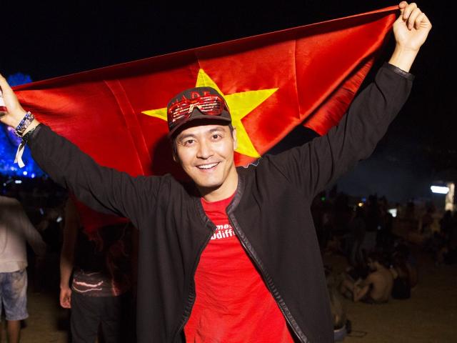 Phim - MC Phan Anh hãnh diện giơ cao quốc kỳ tại Brazil