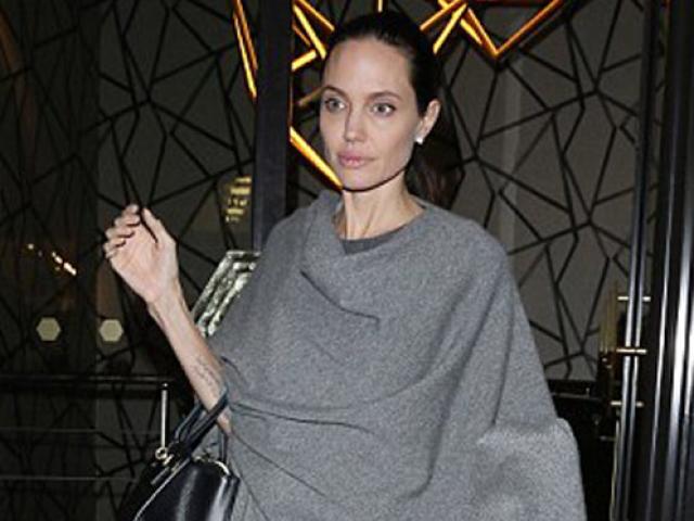 Hậu trường phim - Angelina Jolie lộ thân hình "que củi" dù đã cố giấu