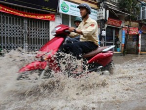 Tin tức trong ngày - Mưa lớn trong 2 giờ, Hà Nội sẽ có 16 điểm ngập sâu