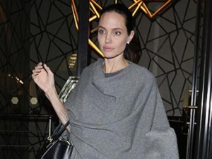 Hậu trường phim - Angelina Jolie lộ thân hình &quot;que củi&quot; dù đã cố giấu