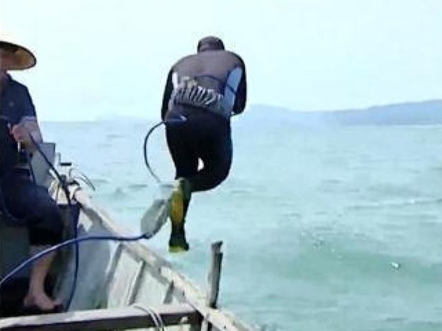Các thợ lặn né kể về công việc ở cảng nước Sơn Dương