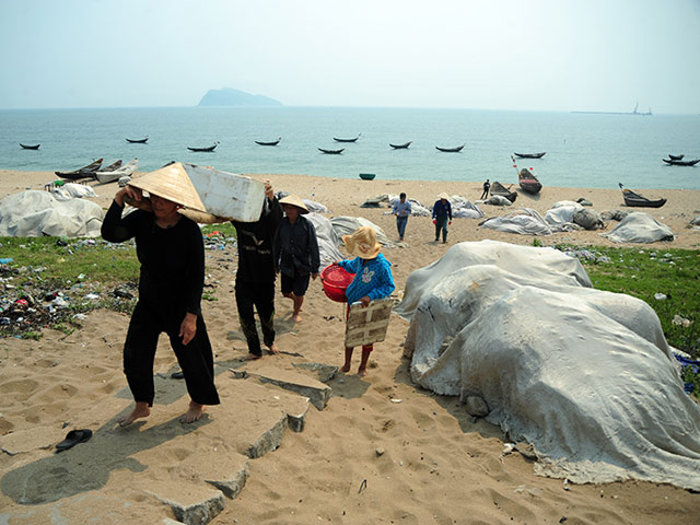 Chùm ảnh: Thuyền lưới hóa “mồ trắng" bên bờ biển Hà Tĩnh